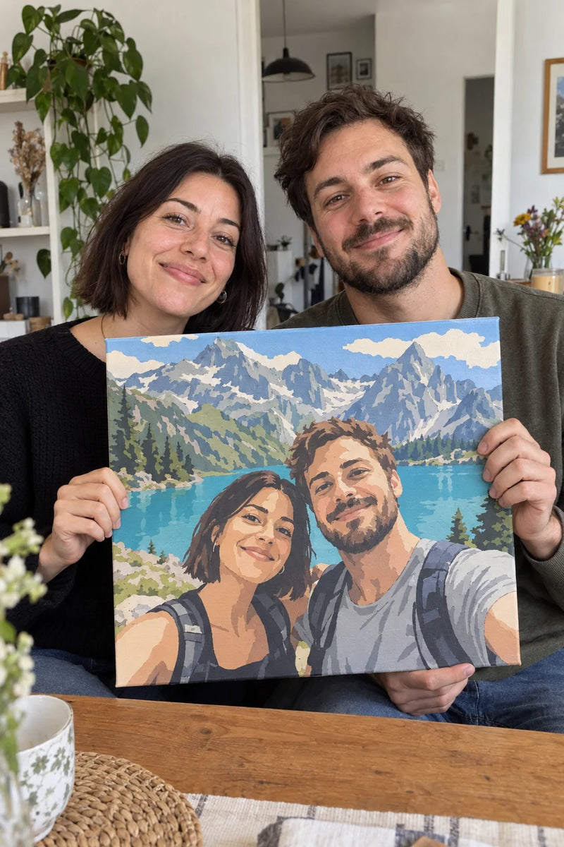 Paar mit seinem gemalten Urlaubsbild vom Bergsee