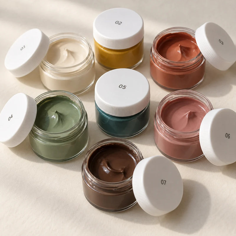 Geöffnete, nummerierte Farbtöpfchen